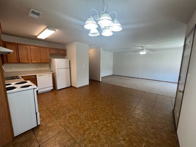Foto del edificio - 401-403 E. Asher Ct.