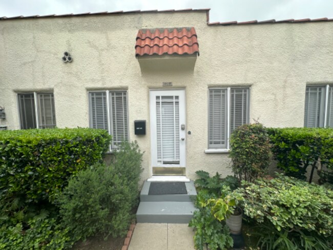 Foto del edificio - 628 1/2 N Plymouth Blvd