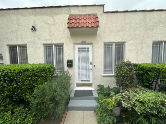 Building Photo - 628 1/2 N Plymouth Blvd