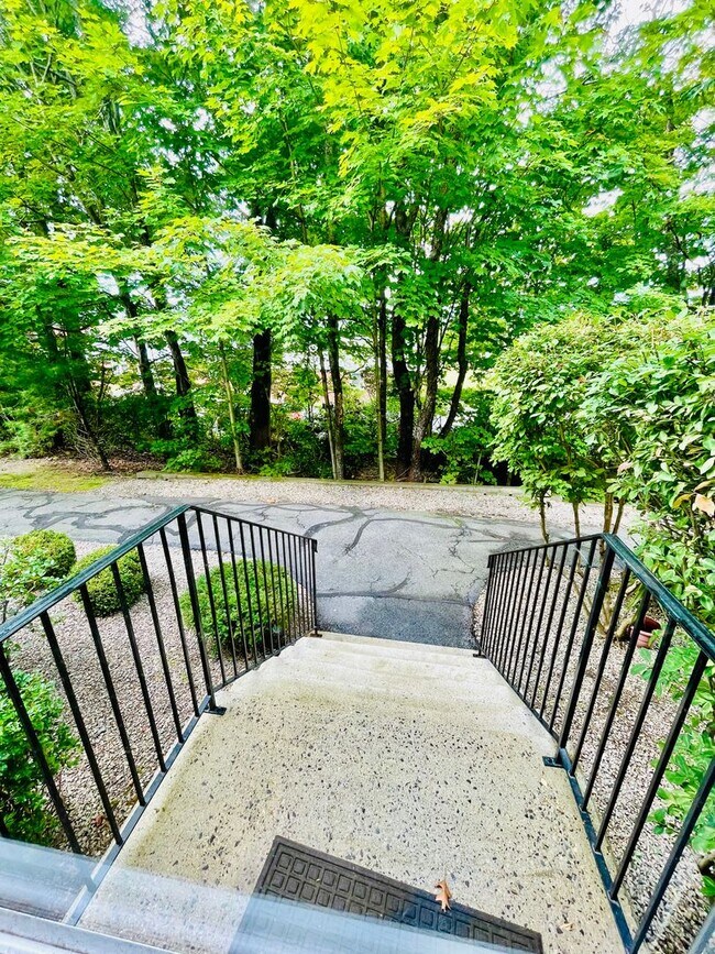 Building Photo - 2 Bedroom Condo Available Mid/Late October