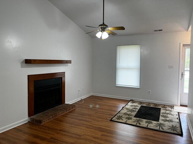 Foto del edificio - This Duplex is All About Location Location Location!