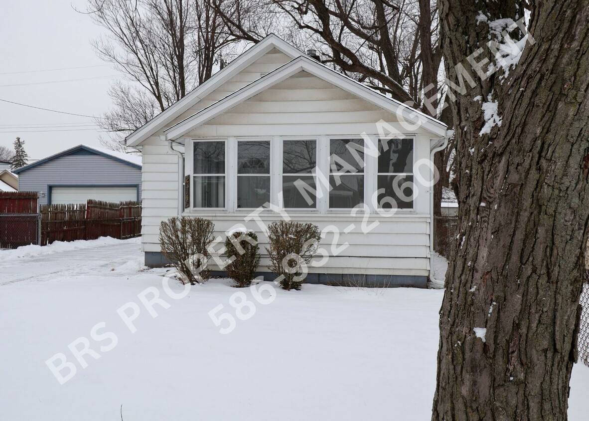 Foto principal - Charming 2-Bedroom Home with Fenced Yard