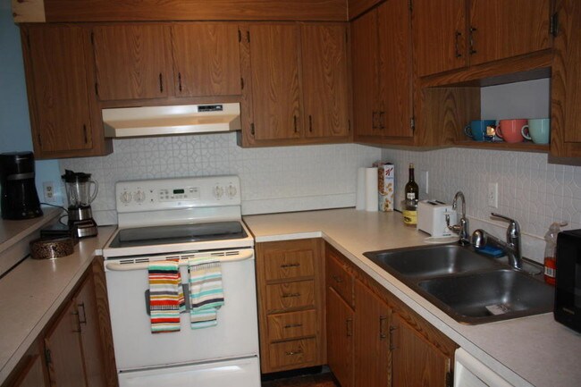 Building Photo - 825  Center Street  52d
