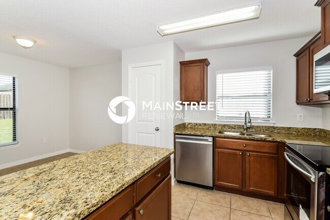 Foto del edificio - 3 Bedroom Pet-Friendly Home in Tavares, FL with Main Street Renewal