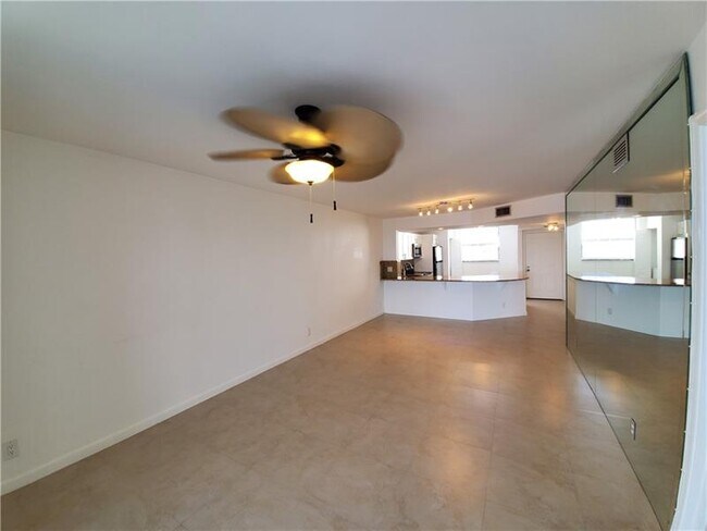 Building Photo - 117 Lake Emerald Dr