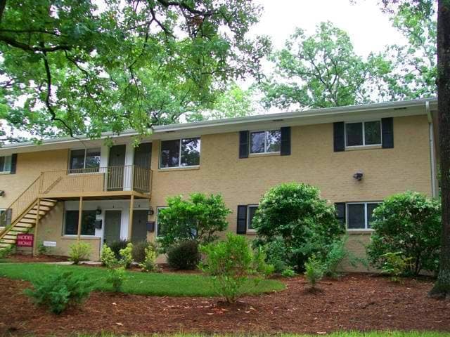 Building Photo - Sweet Spot in Carrboro! Inviting, updated 3br 2ba condo...Walk to Weaver St. & minutes to UNC