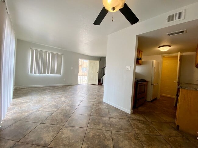 Building Photo - 3 Bedroom 1 Bathroom in Hallcraft Villas