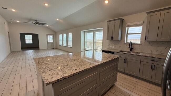 Building Photo - 125 Woods Edge Ln