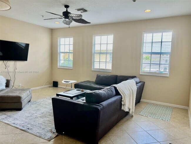 Foto del edificio - 123 E Royal Palm Cir