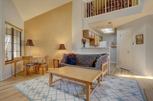 Foto del edificio - Top Floor FURNISHED 1 Bed/Office/Loft in P...