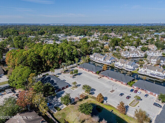 Foto del edificio - 9960 Moorings Dr