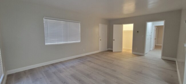Foto del edificio - 14914 Roscoe Blvd