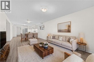 Building Photo - 13 Meadowbrook Crescent