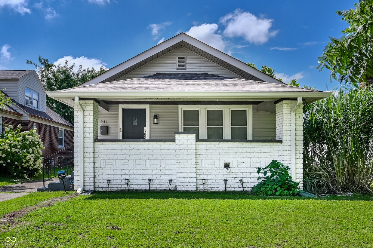 Primary Photo - 957 E Yoke St