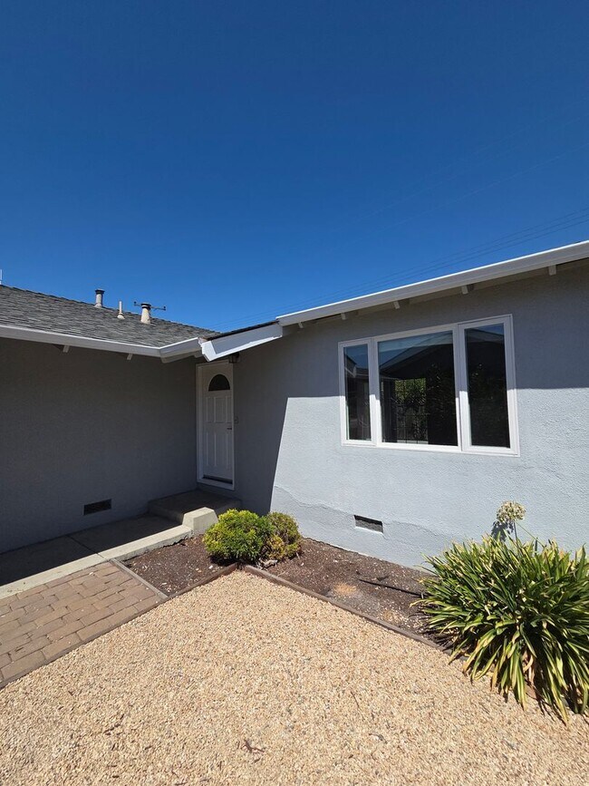 Foto del edificio - Fantastic 3 Bedroom, 2 Bath home in Santa Clara with upgrades galore!