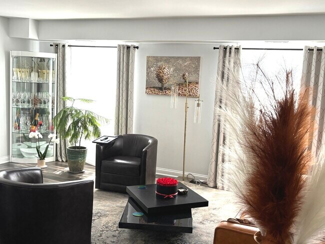 Foto del edificio - 353 S Whispering Hills Dr