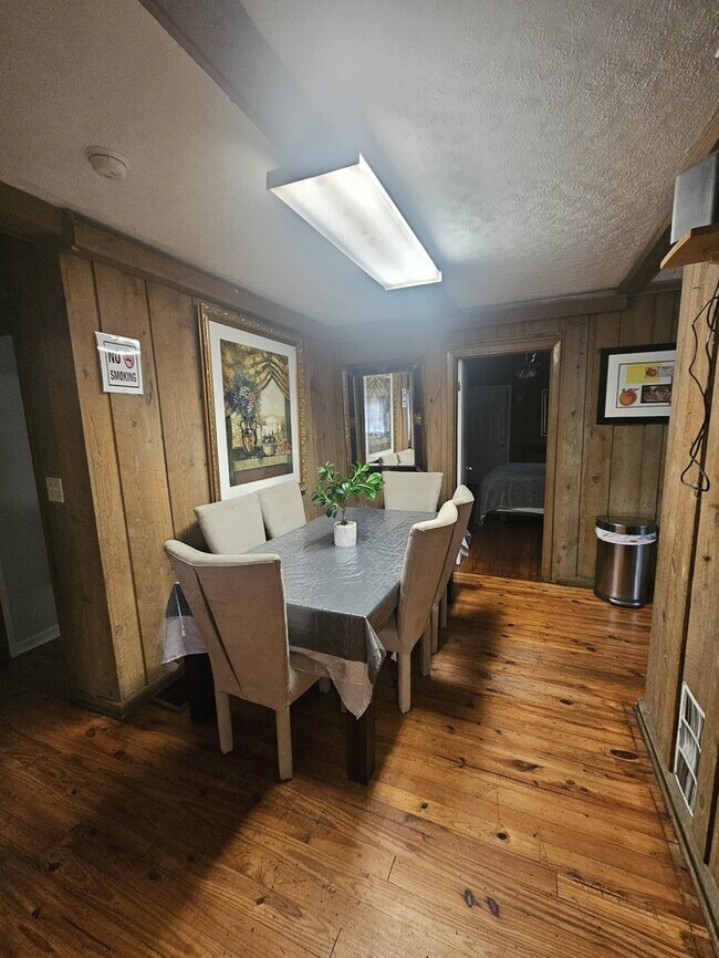 Foto del edificio - Furnished Three Bedroom Ranch Home