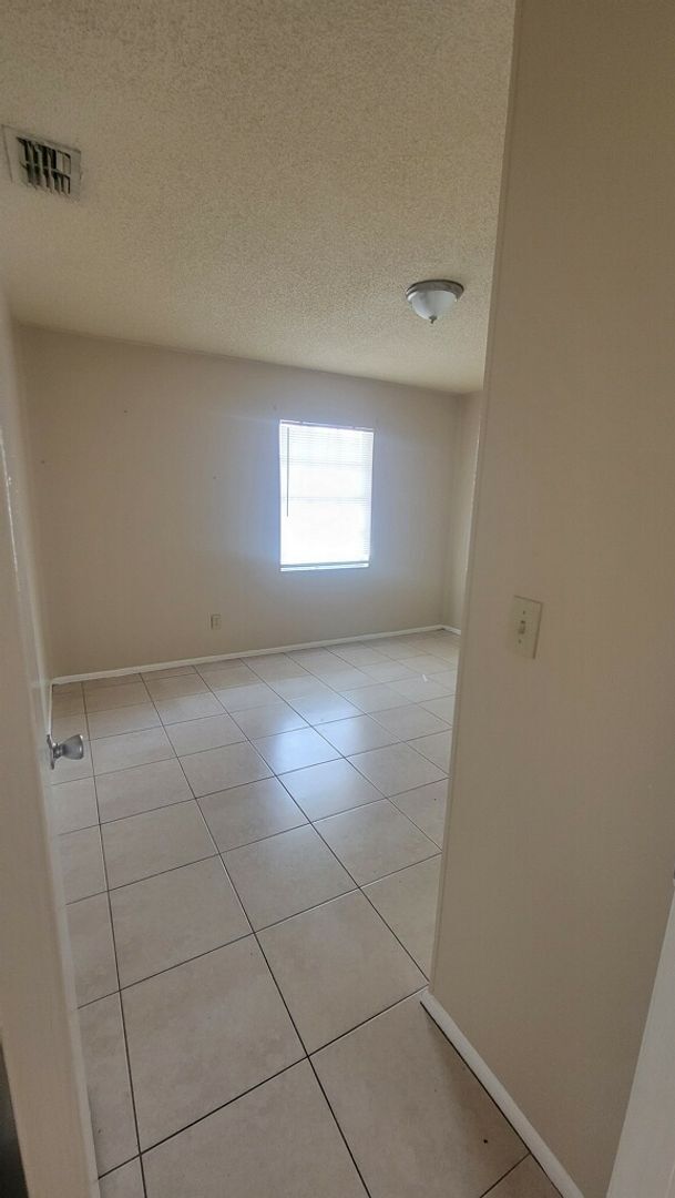 Foto del edificio - Two bedroom one and a half bathroom apartm...