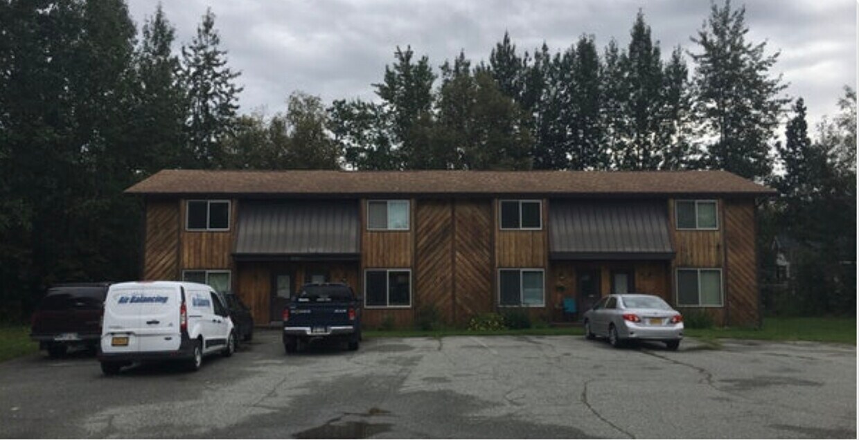 Building Photo - 1161 N Elsinore Ave