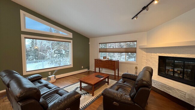 Building Photo - 3 Bed/2 Bath/2 Car Garage on beautiful 2 a...
