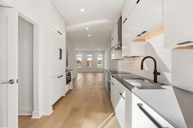 Building Photo - Reservoir District Townhome | 3 Bed + Den | 3.5 Bath | 1,800 Sf | Large Private Rooftop Deck & Ba...