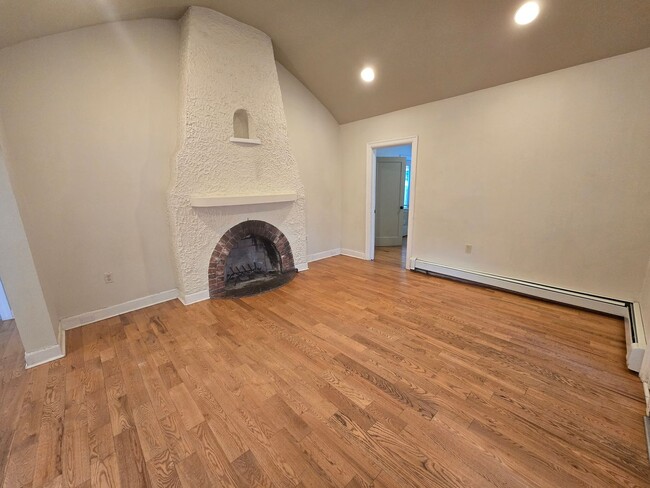 Building Photo - Large Beautiful South Hill Home! Available...