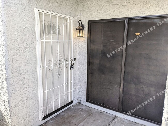 Building Photo - COMING SOON! 3 BEDROOM 3 BATH END UNIT TOW...