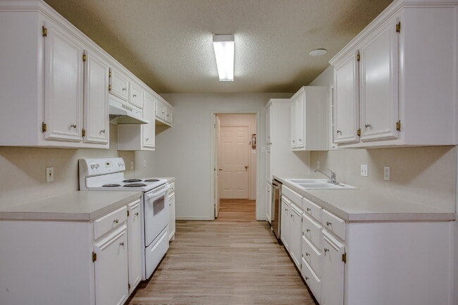 Building Photo - Spacious 3/2/2 Duplex!