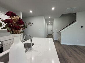 Building Photo - 533 Shoreview Dr