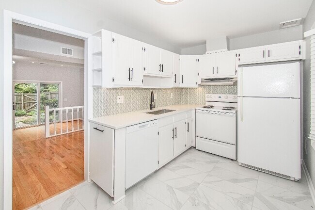 Building Photo - 118 Camelot Ct