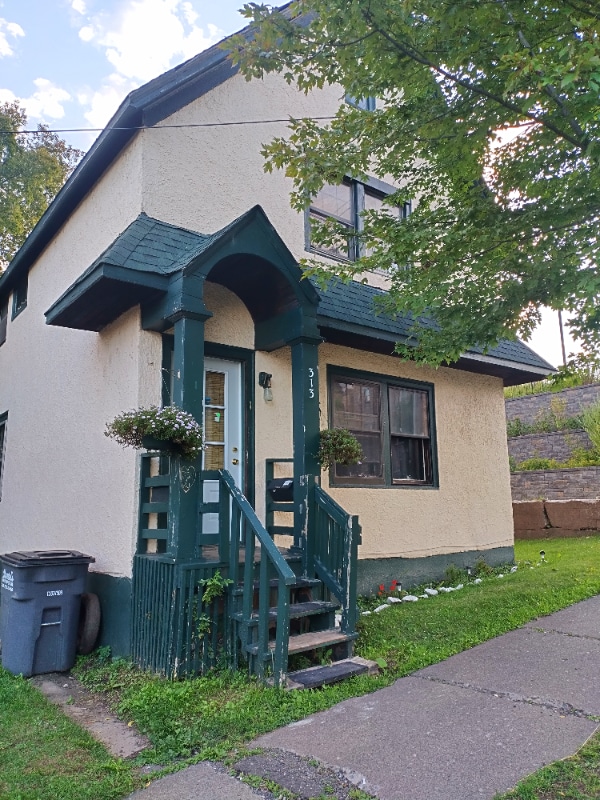 Building Photo - 313 N 7th Ave E