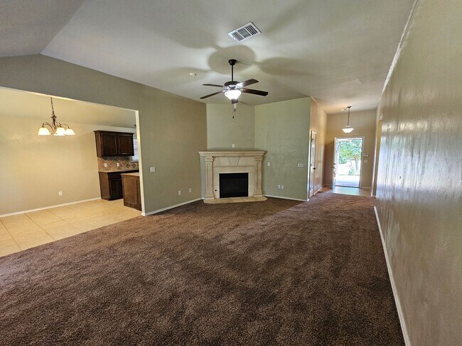 Foto del edificio - First month Free ! Large corner lot!