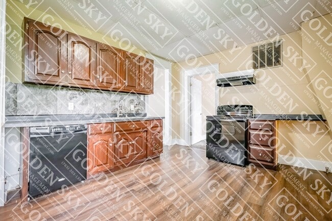 Building Photo - 907 S Beacon St