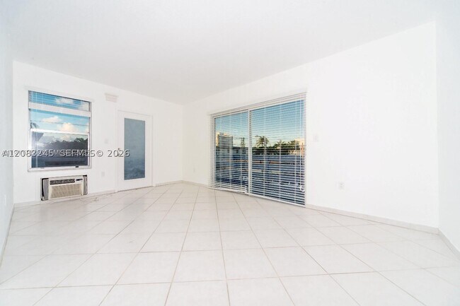 Foto del edificio - 7725 Carlyle Ave
