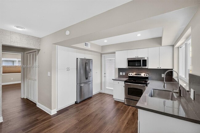 Foto del edificio - 539 Menendez Ave