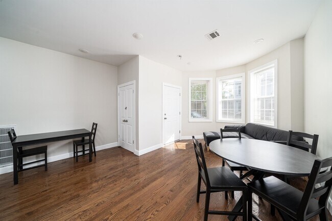 Building Photo - 1306 27th St