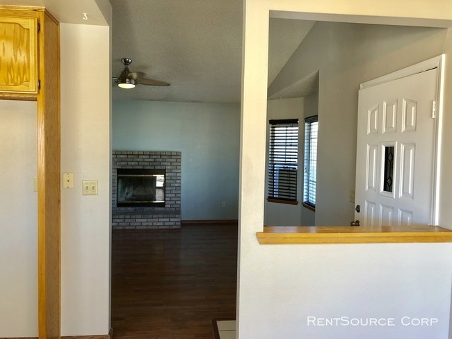 Foto del edificio - 3 Bed, 2 Bath Home For Rent in Cal City!