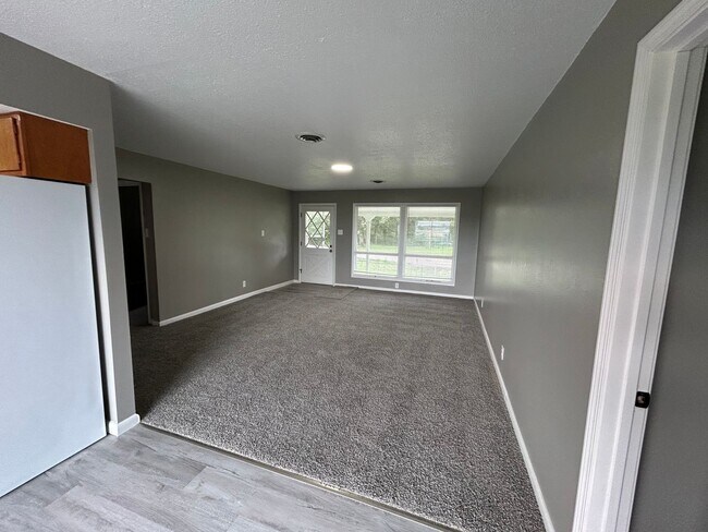 Building Photo - 603 Oak Ave
