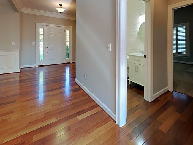 Building Photo - 1104 Pin Oak Ln