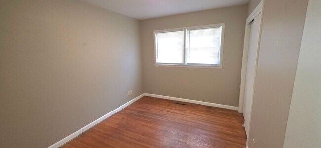 Foto del edificio - Nice brick 3 bedroom home! $1250! Large fenced yard!