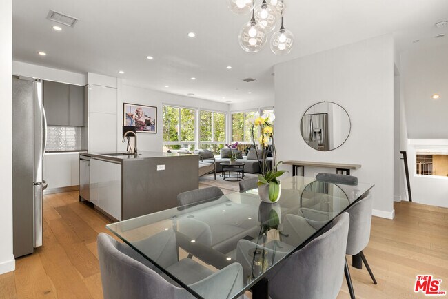 Foto del edificio - 1228 N Sycamore Ave