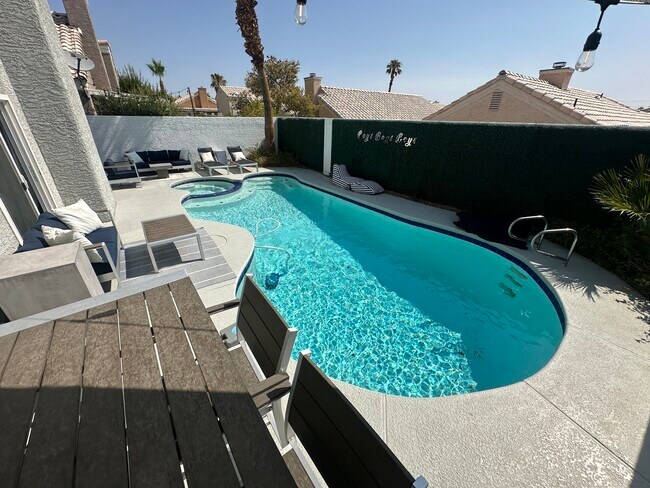 Foto del edificio - 3328 Summerfield Ln
