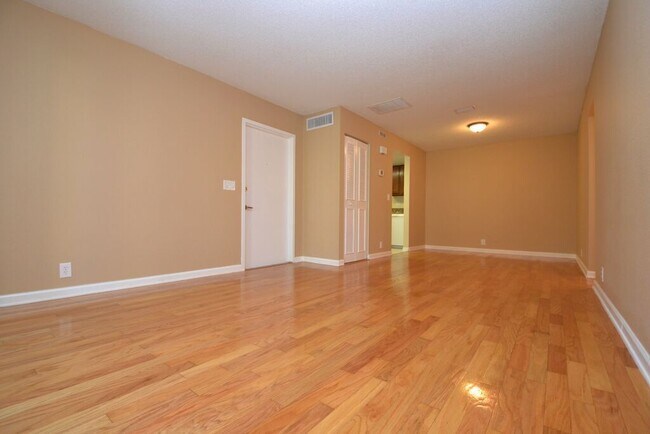 Building Photo - Gorgeous 1/1 Condo in Winter Springs ~ Upd...