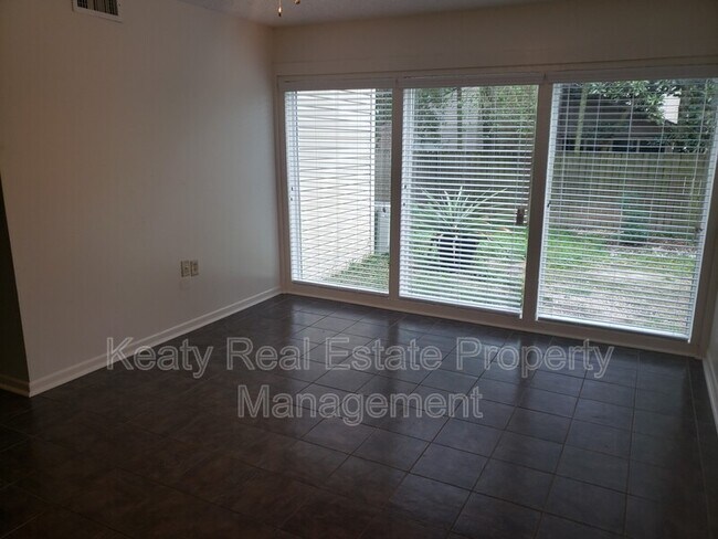 Foto del edificio - 809-3 Fox Run Avenue