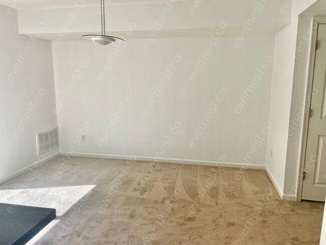 Foto del edificio - 2 Bed/1.5 Bath Townhome with Spacious Living