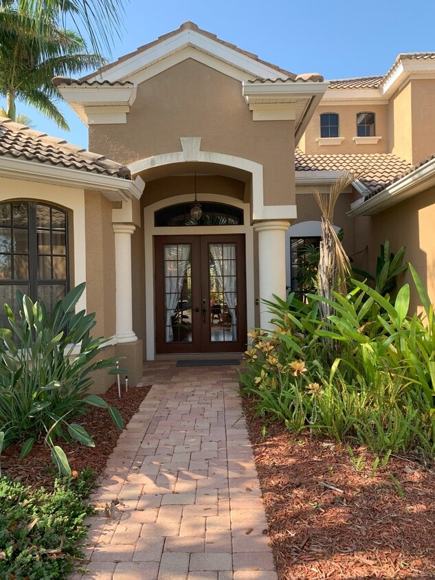 Front entry - 6828 Honeysuckle Trl