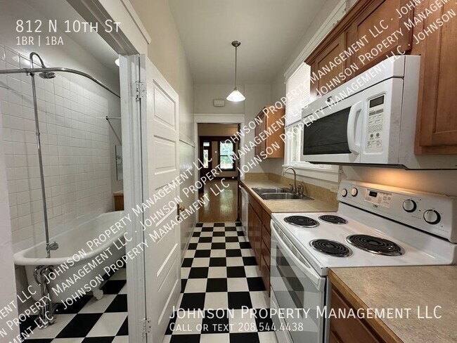 Building Photo - Vintage Apartments in Historic Downtown Bo...