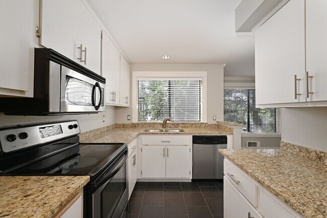 Foto del edificio - Spacious 2BR/1BA Condo in Great Location (Fremont)