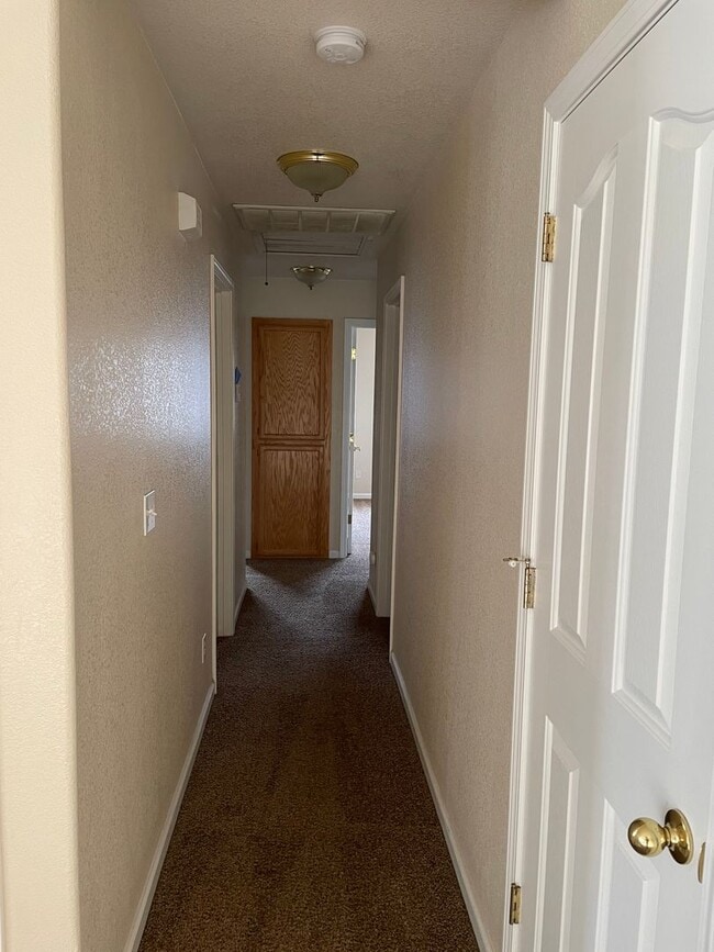 Building Photo - 4 BED 2 BATH LOCATED IN THE RAVENWOOD SUBDIVISION