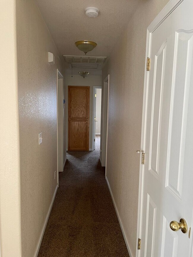 Foto del edificio - 4 BED 2 BATH LOCATED IN THE RAVENWOOD SUBDIVISION